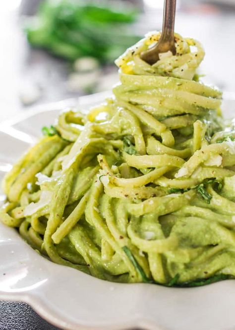 Creamy Avocado and Spinach Pasta - a creamy sauce made with avocados, spinach, basil and pecans. A super healthy and delicious pasta dish, eat without guilt. www.jocooks.com #avocadopasta Avocado And Spinach, Best Avocado Recipes, Avocado Dessert, Avocado Pasta, Spinach Pasta, Pesto Sauce, Avocado Recipes, Pasta Recipe, A Bowl