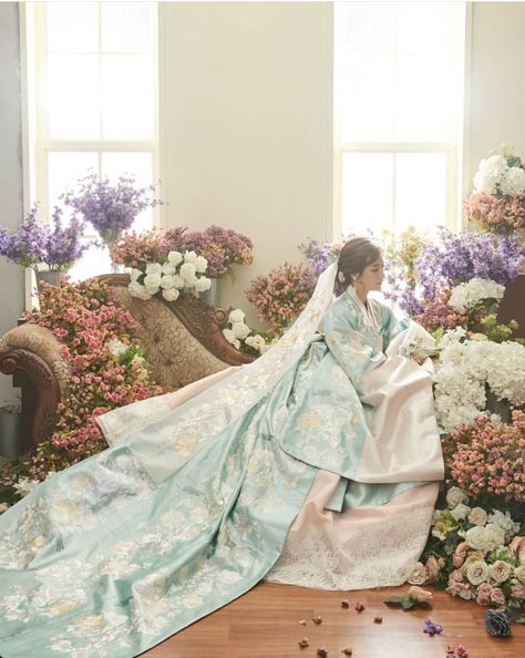 Korean Wedding Dress Traditional, Hanbok Aesthetic, Wedding Hanbok, Hanbok Wedding Dress, Hanbok Wedding, Korean Bride, Asian Traditional Fashion, Korean Wedding Dress, Hanbok Traditional