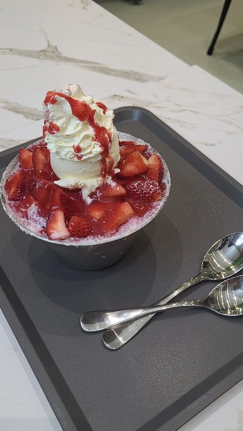 Shave Ice Aesthetic, Ice Cream Bowl Aesthetic, Tub Of Ice Cream Aesthetic, Bingsu Aesthetic, Strawberry Ice Cream Aesthetic, Korean Snapchat, Ice Cream Korean, Strawberry Bingsu, Bingsu Korean