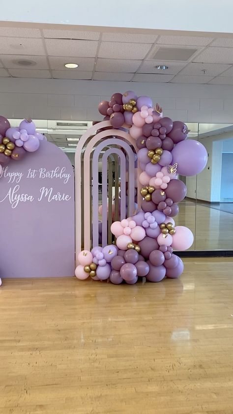 haddadevents on Instagram: Our Sophia package for Alyssa’s first birthday 💜💜💜 #firstbirthday #balloons #balloongarland #marylandballoons #dmvballoons #dcballoons… Pink And Lilac Balloon Garland, Pink Purple Gold Balloon Garland, First Birthday Decoration Ideas, Purple Ballon Arrangement, Sofia The First Balloon Garland, Gold Wedding Reception Tables, Pastel Pink Blue And Purple Balloon Garland, Simple Balloon Decoration, Pink And Purple Butterfly Balloon Garland