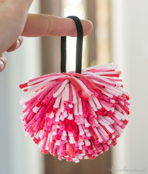 pom-pom-hair-bow Pom Pom Hair Ties, Diy Tassel Earrings, Cheer Pom Poms, Pom Pom Headband, Hair Ties Diy, Diy Hair Accessories Ribbon, Cheerleading Hairstyles, Hair Bow Tutorial, Pom Pom Maker