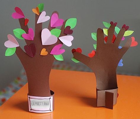 copac cu inimioare colaj din hartie de ziua mamemnnnvphvivvjvvbjlmamemnnnvphvivvjvvbjliwi - activitati creative pentru copii (500x) Valentine Tree, Holiday Crafts Diy, Valentine Crafts For Kids, Diy Art Projects, Fathers Day Crafts, Valentine Fun, Simple Valentine, Childrens Crafts, Tree Crafts