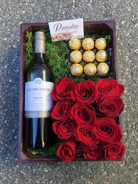 Wine Gift Box Ideas, Valentine Gift Baskets, Chocolate Diy, Valentines Gift Box, Chocolate Gifts Basket, Flower Box Gift, Wine Gift Boxes, Flower Gift Ideas, Chocolate Flowers