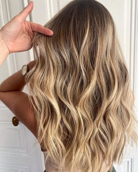 Blonde Sunkissed Highlights, Sunkissed Honey Blonde Hair, California Beach Blonde Hair, Beach Balayage Brunettes, Beach Blonde Hair Color Ideas, Surfer Blonde Hair Sun Kissed, Sunkissed Balayage Blonde, Beach Blonde Hair Balayage, Sunkissed Hair Blonde