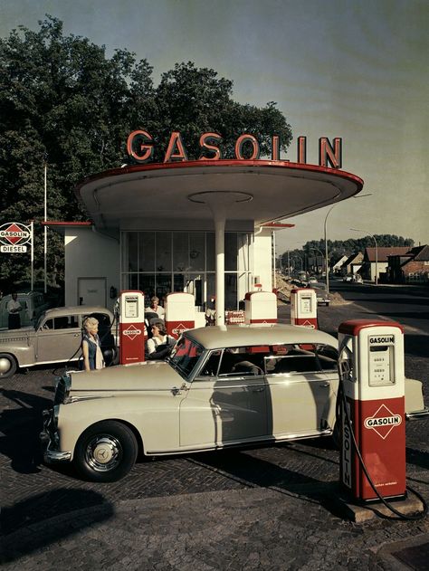 A Mercedes-Benz getting filled at a gas station in 1958. Fuel Station, Googie Architecture, Old Gas Pumps, Floating Boat, Vintage Gas Pumps, Station Service, Old Gas Stations, Petrol Station, Filling Station