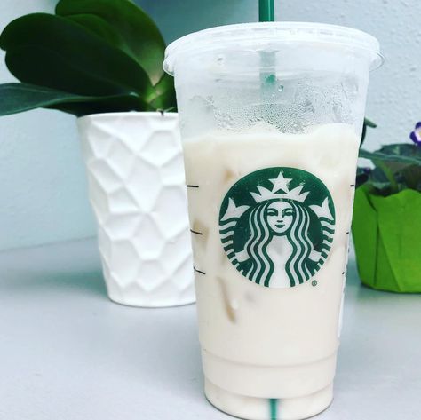 Starbucks Is Selling a Keto White Drink and People Are Freaking Out Low Carb Starbucks Drinks, Low Carb Starbucks, Sugar Free Vanilla Syrup, White Drinks, Healthy Starbucks Drinks, Low Carb Drinks, Healthy Starbucks, Starbucks Drink, Starbucks Secret Menu