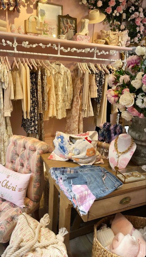 Boutique Display Ideas, Home Dressing Room, Boutique Window Displays, Foyer Closet, Shabby Chic Boutique, Pocketful Of Sunshine, Fancy Aesthetic, Green Juice Girl, French Boutique