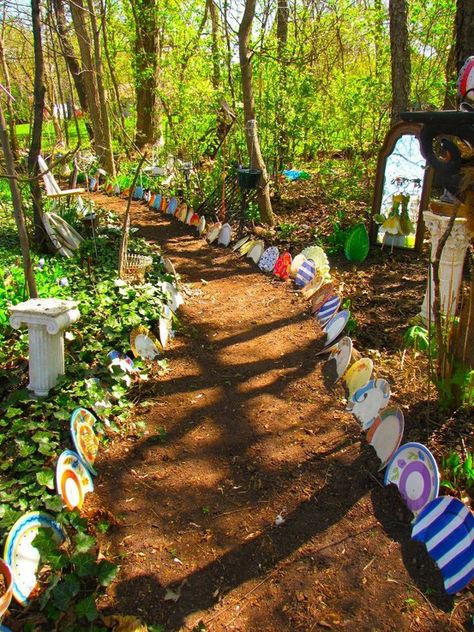 Dishes as decors for wedding aisle Mad Hatter Garden, Alice In Wonderland Garden, Wonderland Garden, Deco Disney, Alice Tea Party, Mad Hatter Party, Alice In Wonderland Theme, Alice In Wonderland Tea Party, Garden Area