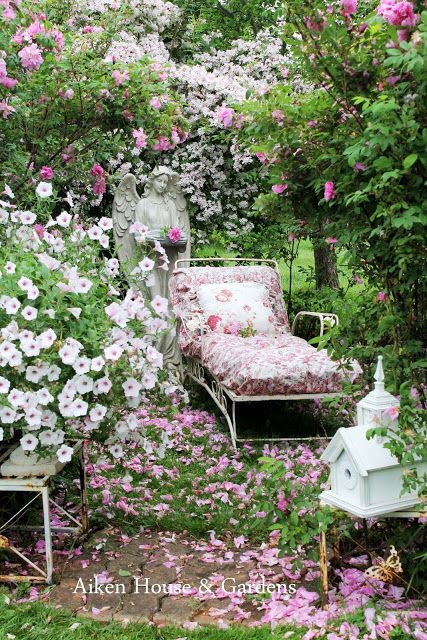 Portico Shabby Chic, Shabby Chic Outdoor Decor, Shabby Chic Veranda, Shabby Chic Porch, Chic Bedrooms, Shabby Chic Garden, Backyard Seating, Shabby Chic Living Room, Magic Garden