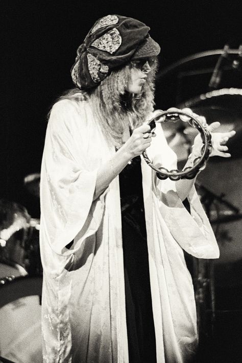 Stevie Nicks, Fleetwood Mac Stevie Nick, Stevie Nicks Style, Stevie Nicks Fleetwood Mac, Witchy Fashion, Witchy Woman, Stevie Nicks, Fleetwood Mac, Look Vintage, All Music