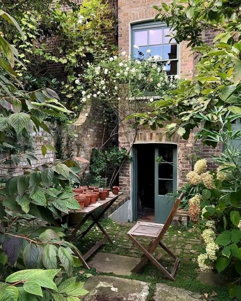 City Garden Aesthetic, Small Courtyard Garden, City Gardening, Small City Garden, Patio Gardening, Small Courtyard, Small Courtyard Gardens, Courtyard Gardens, City Garden