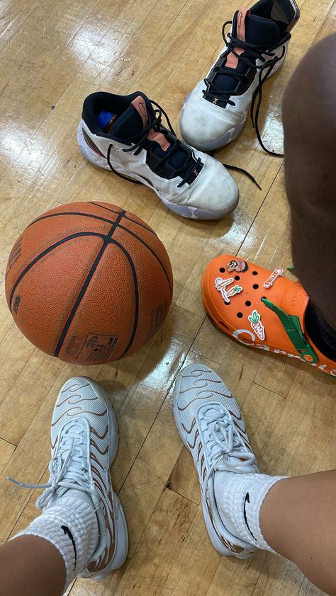 Basketball Core, Basketball Ground, Sneakers Under 100, Basket Aesthetic, Basketball Pics, Basketball Boys, Basketball Love, Basketball Diaries, Fitness Vision Board