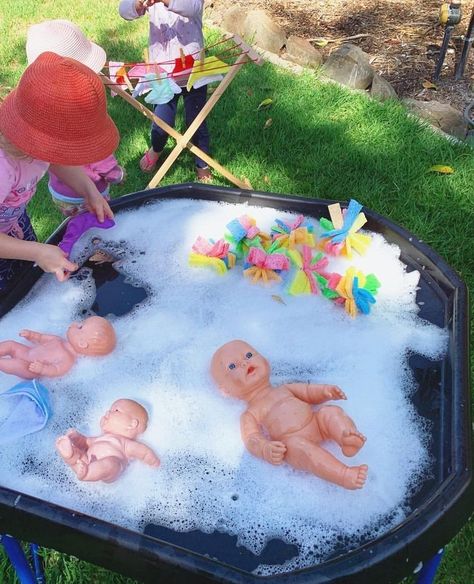 Messy Outdoor Fun, Sensory Play Tray Ideas, Messy Play Outdoors, Outside Water Play, Water Messy Play, Outdoor Messy Play Ideas, Nursery Activities Ideas, Summer Nursery Activities, Early Years Tuff Tray Ideas