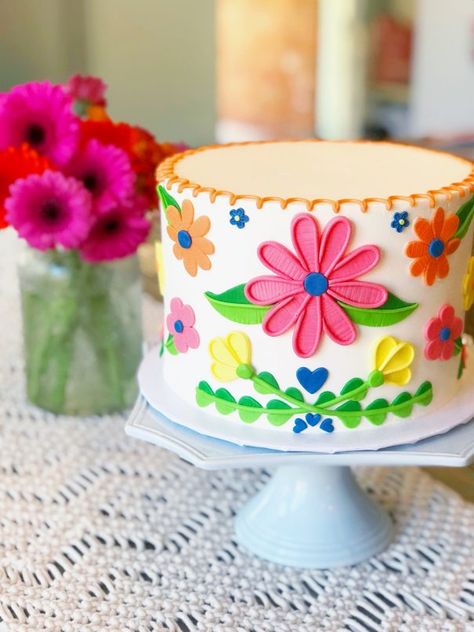 Mexican Bridal Shower Cake, Mexican Flower Cake, Embroidery Cake Design, Mexican Cake Decoration, Simple Mexican Theme Cake, Mexican Embroidery Cake, Mexican Cake Ideas, Mexican Birthday Cake, Fiesta Theme Cake