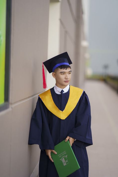 Male Graduation Pictures, Male Graduation, Poses Male, Boy Graduation, Graduation Poses, Boy Celebrities, Pose Style, Photoshoot Idea, Graduation Photoshoot