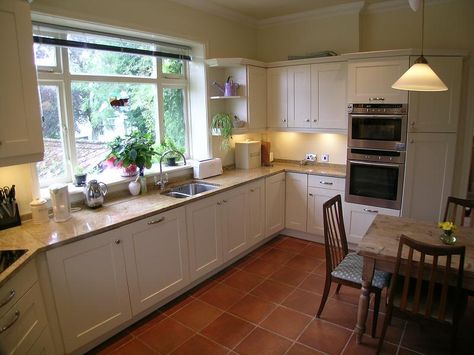 Red Tile Kitchen Floor, Kitchen Terracotta Floor, Red Tile Kitchen, Kitchen With Terracotta Floor, Terracotta Kitchen Floor, Terracotta Tiles Kitchen, Kitchen Cabinet Trends, Quarry Tiles, Kitchen Cabinet Styles