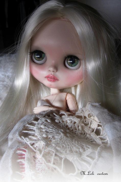 Blonde Blythe Doll, Blonde Green Eyes, Picture Profile, Blonde Bangs, Victorian Dolls, Short Hair With Bangs, Wallpaper Pictures, Platinum Blonde, Custom Dolls