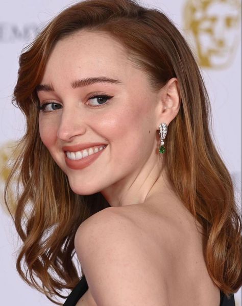 Phoebe Dynevor Hair, Red Headed Actresses, Stephanie Archer, Pale Girl Makeup, Phoebe Dynevor, Princess Makeup, Red Hair Inspo, Brown Hair Looks, Pale Girl