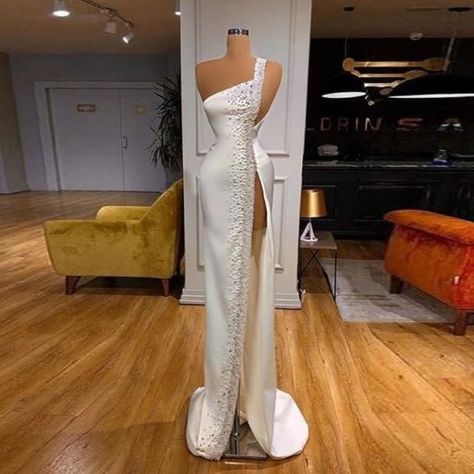 Prom Dress With Pearls, White Prom Dress Mermaid, Beads Dress, Dress With Pearls, Beaded Evening Gowns, One Shoulder Prom Dress, فستان سهرة, Prom Outfits, Gala Dresses