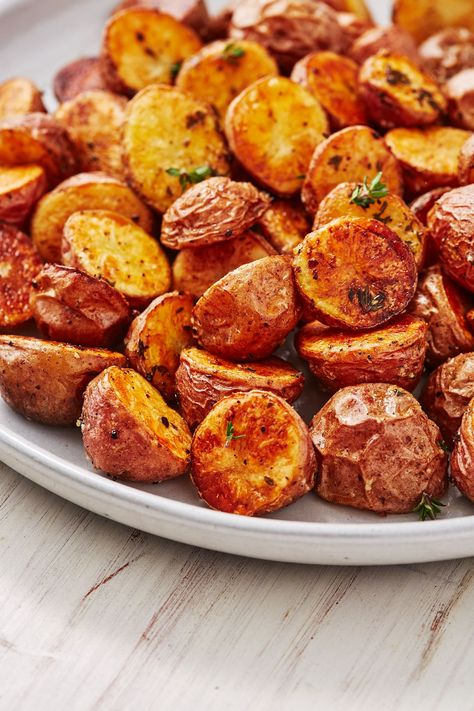 Roasted Red Potatoes Get Perfectly Crispy Every TimeDelish Potatoes Dinner Ideas, Crispy Red Potatoes, Cheesecake Fudge, Recipes Potatoes, Potatoes Dinner, Red Potato Recipes, Toast Pizza, Potatoes In Oven, Steak Side Dishes