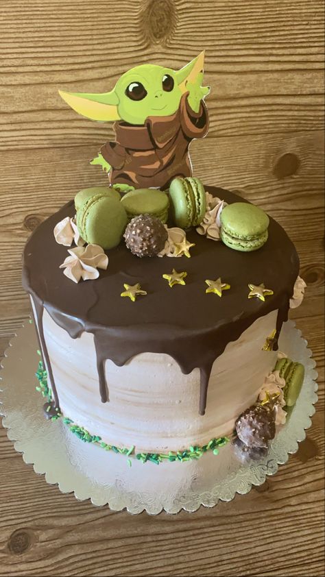 Grogu Birthday Party Ideas, Grogu Cake Ideas, Gateau Star Wars, Baby Yoda Cake Ideas, Grogu Birthday Party, Grogu Birthday Cake, Mandalorian Birthday Cake, Yoda Cake Ideas, Baby Yoda Birthday Cake