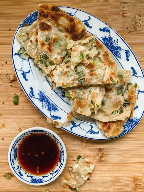 Asian Pancakes, Dumplings Asian, Chinese Scallion Pancakes, Recipes Wraps, Scallion Pancakes Chinese, Scallion Pancake Recipe, Gf Pancakes, Chinese Pancake, Green Onion Pancake