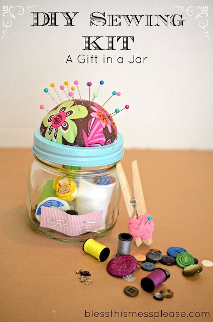 mason jar gift, sewing kit ideas, homemade gift Sewing Kit In A Jar Diy, Sewing Kit Gift, Diy Sewing Kit, Christmas Diy Sewing, Diy Keramik, Retreat Gifts, Bazaar Ideas, Quilt Retreat, Diy Christmas Gifts Cheap