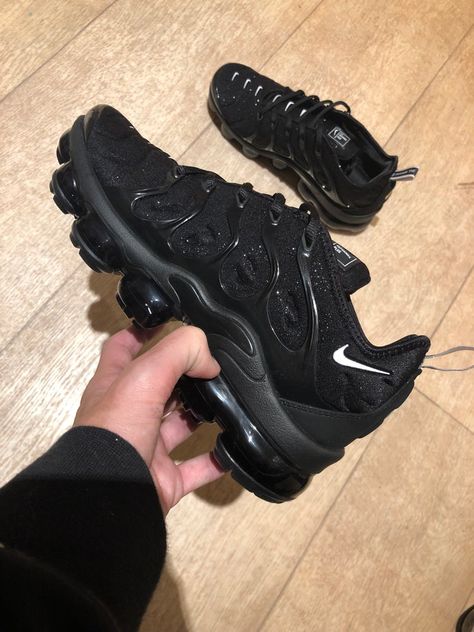 Nike Vapormax Plus, Skor Sneakers, Black Nike Shoes, Jordan Shoes Girls, Kicks Shoes, Nike Vapormax, Shoes Sneakers Jordans, Nike Air Shoes, Fresh Shoes