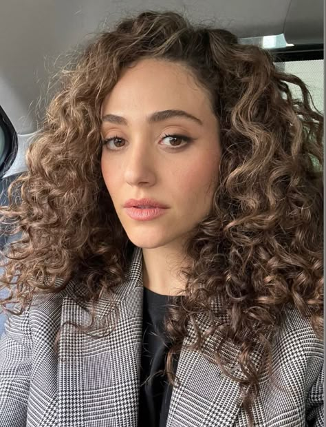 Emily Rossum Curly Hair, Emmy Rossum Natural Hair, Emmy Rossum Makeup, Emmy Rossum Curly Hair, Emmy Rossum Hair, Curly Hair Celebrities, Shameless Cast, Emmy Rossum, Colored Curly Hair