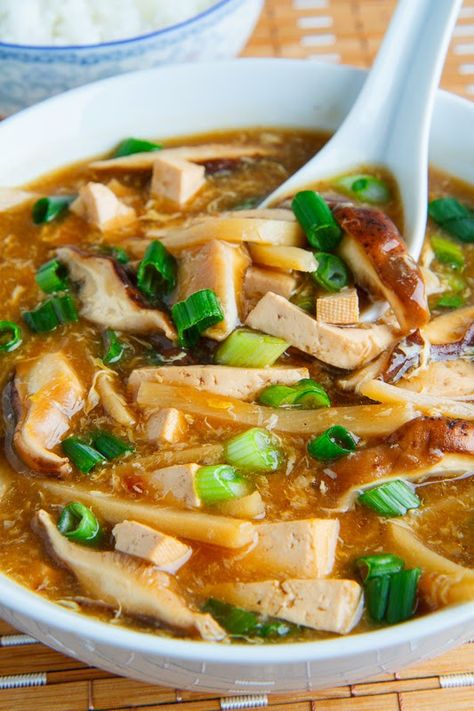 Quick and Easy Chinese Hot and Sour Soup by closetcooking #Soup #Hot_and_Sour #Chinese Macncheese Recipe, Mapo Tofu, Hot And Sour Soup, Resep Diet, Sour Soup, Easy Chinese, Asian Soup, Chinese Soup, Think Food