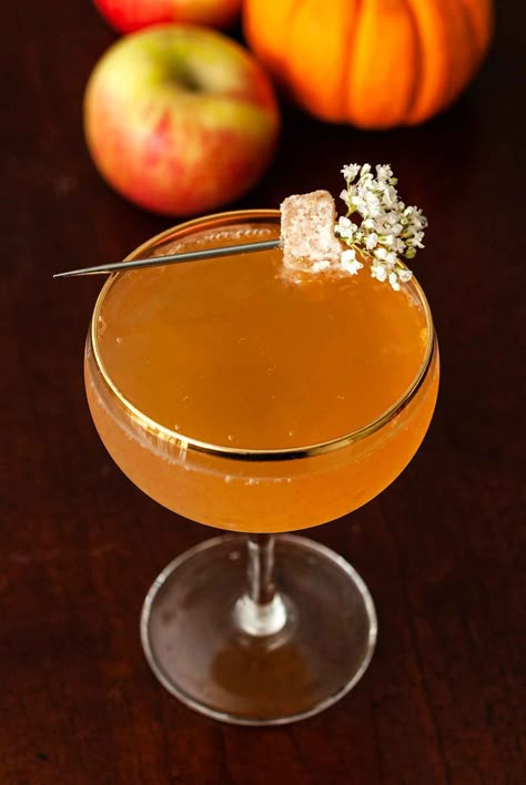 These sparkly ginger cider mimosas taste like bright, autumn sunshine! Simmer your favorite farmer’s market apple cider, a few cinnamon sticks, fresh ginger, tangerine and lemon with a tea-egg of mulling spices to create this elegantly seasonal brunch cocktail! Tangerine And Lemon, Cider Mimosas, Halloween Cocktail Party, Spiked Apple Cider, Apple Cider Mimosa, Mulled Apple Cider, Autumn Side Dishes, Bright Autumn, Fall Brunch