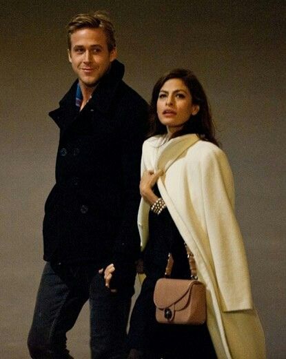 Latina And White Couple, Ryan Gosling Kids, Eva Mendes Hair, Eva Mendes And Ryan, Interracial Couple Photography, Night In Paris, Interacial Couples, Райан Гослинг, Eva Mendes