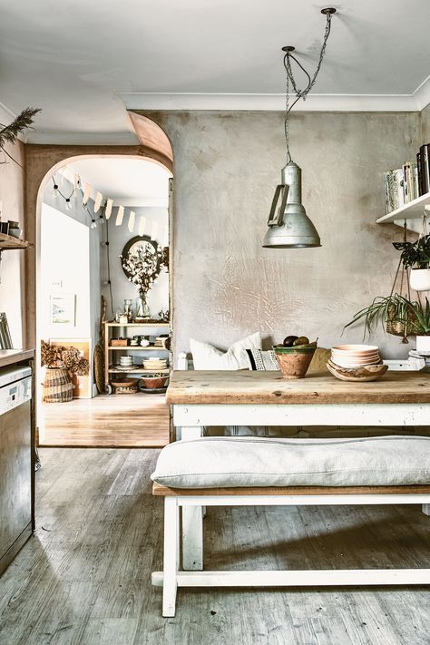 91 is reading... Scandi Rustic — 91 Magazine Scandi Rustic, Scandi Dining Room, Scandi Farmhouse, Scandinavian Rustic, Scandi Interiors, Scandi Home, Interior Design Rustic, Living Room Scandinavian, Scandinavian Living