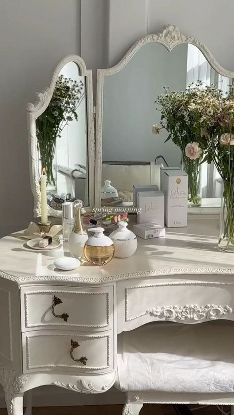 Vintage White Mirror, White Coquette Bedroom, White Coquette Room, Vanity Inspo Aesthetic, Vanity Table Aesthetic, Aesthetic Dressing Table, Dressing Table Inspo, Vintage Vanity Aesthetic, Dressing Table Aesthetic