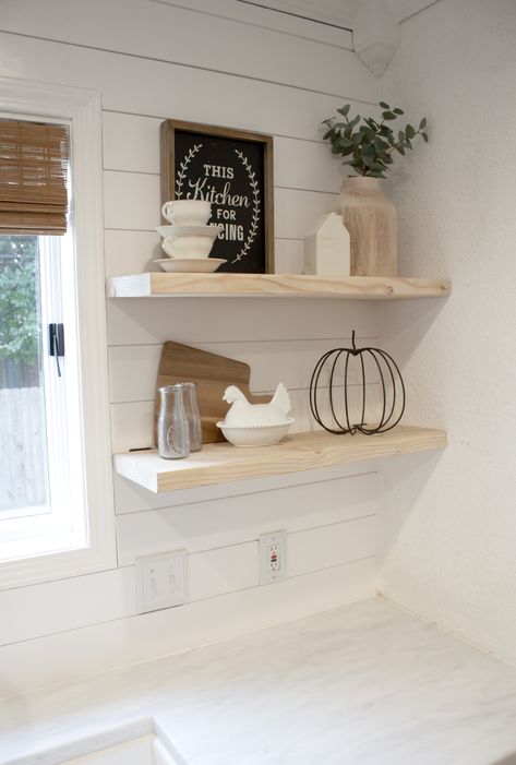 Small Floating Shelves Kitchen, Floating Shelf Kitchen Decor, Kitchen Floating Shelves Decor, Floating Shelf Kitchen, Kitchen Floating Shelves, Kitchen Shelving, Floating Shelf Decor, Shelving Ideas, Estantes Flotantes