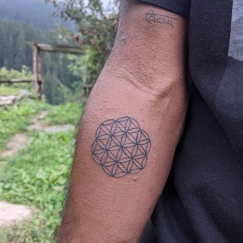 Flower Of Life Tattoo Forearm Black Ink Flower Of Life Tattoo Design, Life Symbol Tattoo, Flower Of Life Tattoo, Tattoo For Boyfriend, Flower Of Life Pattern, Flower Of Life Symbol, Tattoo Forearm, Symbol Tattoo, Red Ink Tattoos