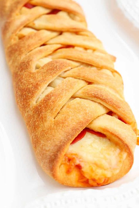 Pepperoni Pizza Braid, Braided Pizza, Braid Recipes, Pepperoni Cheese Bread, Pepperoni Bread Recipe, Pepperoni Rolls Recipe, Pizza Braid, Pie Crust Pizza, Stuffed Breads