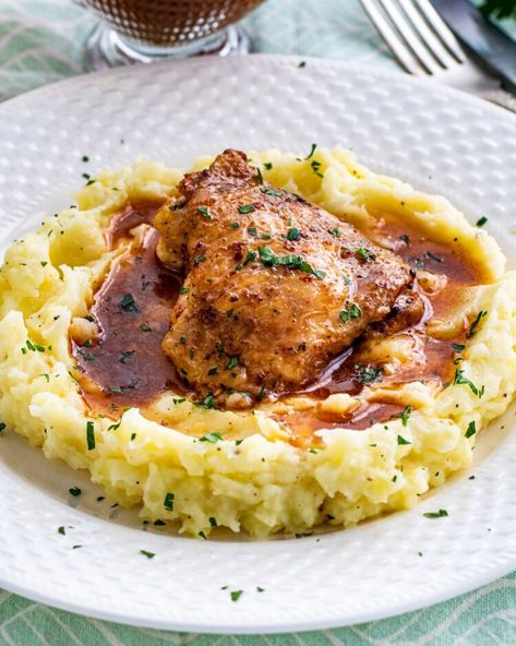 Instant Pot Chicken Thighs, Famous Recipes, Braised Chicken Thighs, Great Chicken Recipes, Recipe Using Chicken, Instant Potatoes, Thighs Recipe, Roasted Potato Recipes, Homemade Gravy