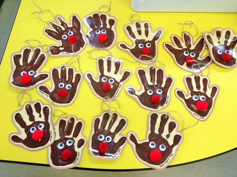 Hand Print Ornaments For Kids, Art Projects For Preschoolers, Ornaments For Kids To Make, Projects For Preschoolers, Juleverksted For Barn, School Christmas Party, Ornaments For Kids, Handprint Ornaments, Christmas Art Projects