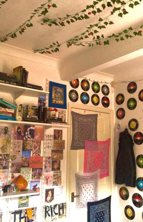 Bandana On Wall Aesthetic, Bandana Room Decor Ideas, Bandana Room Decor, Fake Vines Decor Bedroom Ceiling, Teen Wall Decor Ideas, Bandana Wall Decor, Fake Vines Decor Bedroom, Record Wall Decor Aesthetic, Hippiecore Aesthetic