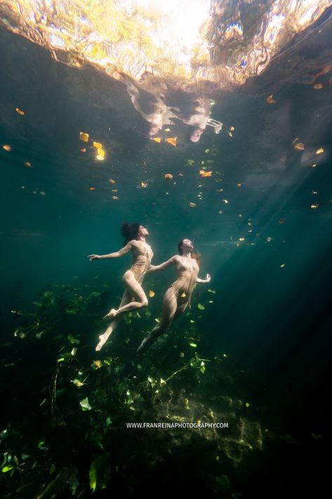 Underwater Looking Up, Siren Photography, Underwater Modeling, Underwater Goddess, Underwater Poses, Woman Underwater, Underwater Shoot, Underwater Ruins, Underwater Model