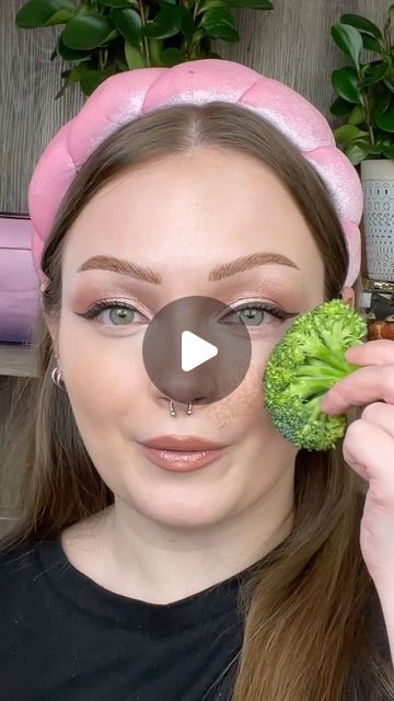 Breyonna on Instagram: "Broccoli Freckle Hack!! 🥦 Are you into fake freckles?? 

@milanicosmetics cheek kiss cream bronzer hey honey 

Makeup challenge, faux freckles, fake freckles, viral makeup, fake freckle hack, makeup trend, spring makeup, easy makeup, everyday makeup 
#milani #makeupartist #makeup #makeuptutorial #makeupvideos #makeupvideo #makeupinspiration #makeupideas #makeupinspo #undiscoveredmuas #undiscovered_muas #wakeupandmakeup #easymakeup #everydaymakeup #inssta_makeup #fakefreckles #fauxfreckles #eyeshadow #eyeliner #eyemakeup #makeupchallenge #makeuptransformation #makeupreels #beautyreels" Freckle Makeup Tutorial, Fake Freckles Tutorial, Faux Freckles Makeup, Honey Makeup, Makeup Freckles, Makeup Fake, Freckle Cream, Freckles Makeup, Fake Freckles