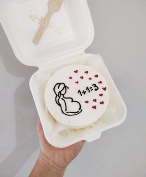 25  Pregnancy Announcement Cake Ideas - Leaf and Steel Pregnancy Cake Announcements, Small Cakes Ideas, Cake Pregnant, Small Cake Ideas, Pregnancy Cake, Pregnancy Announcement Cake, Baby Announcement Cake, Mini Cake Ideas, Vom Avea Un Copil