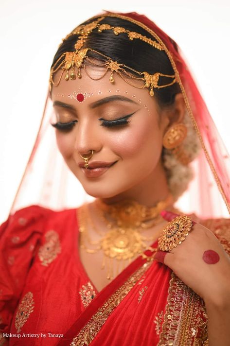 Bridal Look With Matha Patti, Gold Matha Patti, Matha Patti Bridal, Indian Bride Makeup, Bengali Bridal Makeup, Matha Patti, Ideal Girl, Makeup Images, Traditional Hairstyle