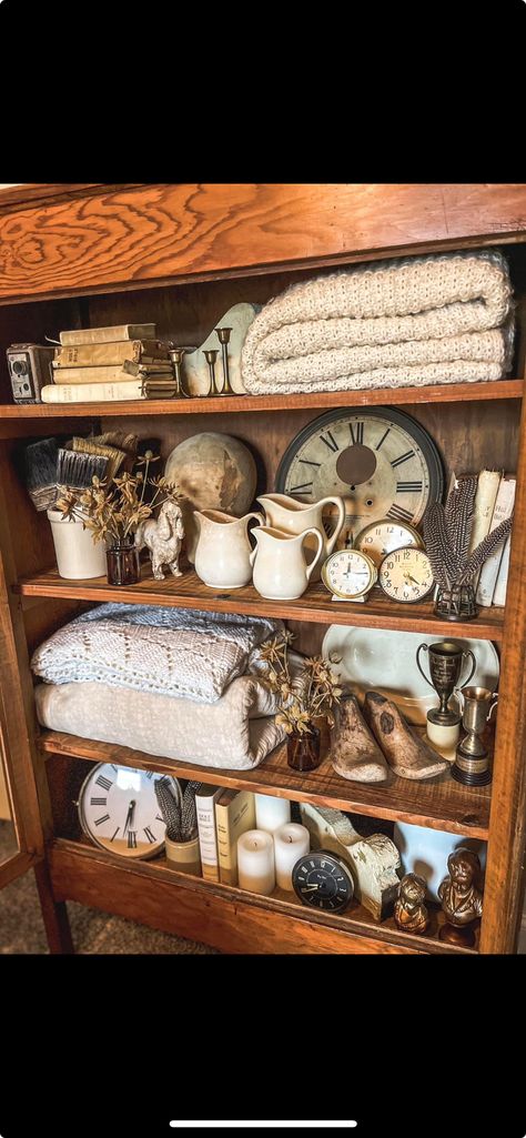 Anthropologie Display, Antique Store Displays, Creative Booths, Antique Shelves, Antique Booth Displays, Antique Booth Ideas, Booth Display, Antique Christmas, Vintage Country