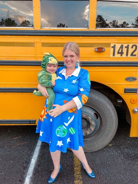 Me Frizzle Costume, Magic School Bus Family Costume, School Bus Halloween Costume, Magic School Bus Costume, Mrs Frizzle Costume, Ms Frizzle Costume, Mother Son Halloween Costumes, Miss Frizzle Costume, Frizzle Costume