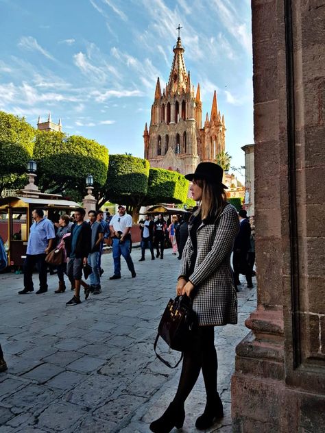 San Miguel de Allende. Gto. Mexico Fotos Aesthetic, Outfit Invierno, Pin Pin, Couples Photoshoot, Picture Poses, Peru, Photography Poses, Photography, Travel