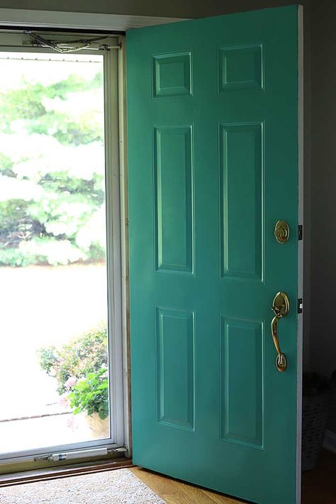 Painting your front door will give you loads of instant curb appeal. Learn how to paint your front door the easy way. Also includes how to strip a metal door if it has a lot of peeling and chipping. #painting #curbappeal #paintingtips #DIY How To Paint Front Door, Paint Steel Door, Remove Paint From Metal, Painting Metal Doors, Metal Entry Doors, Painting Doors, Painted Exterior Doors, Green Doors, Glass Storm Doors