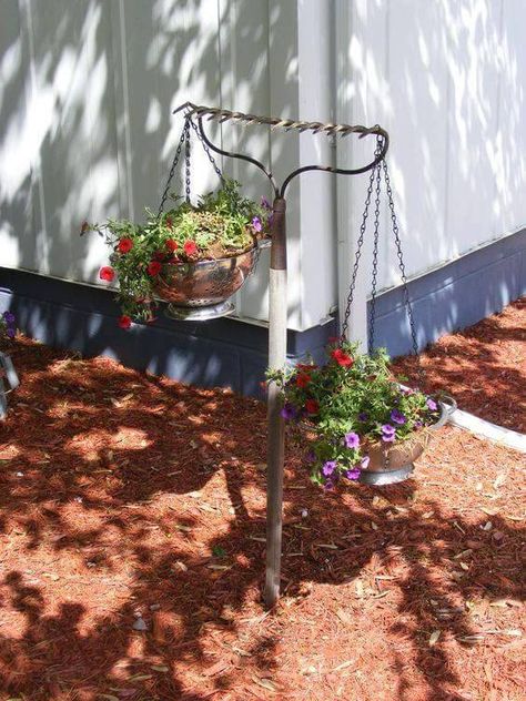 Use a RAKE to hold POTTED FLOWERS....these are awesome Garden & DIY Yard Ideas! Taman Vintage, Garden Diy Decoration Ideas, Funny Vine, Garden Games, Hanging Flower Baskets, Games Diy, Garden Indoor, Garden Terrace, Vintage Garden Decor