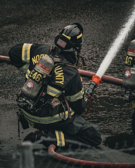 Happy #featurefriday! Thanks @westcoastfiremedia for sharing this awesome photo with us! 📸 Want to share your action shots with us? Send … | Instagram Firefighter Fanart, Fire Department Photography, Firefighter Aesthetic, Firefighter Images, Firefighter Mask, Fire Medic, Becoming A Firefighter, American Firefighter, Firefighter Humor